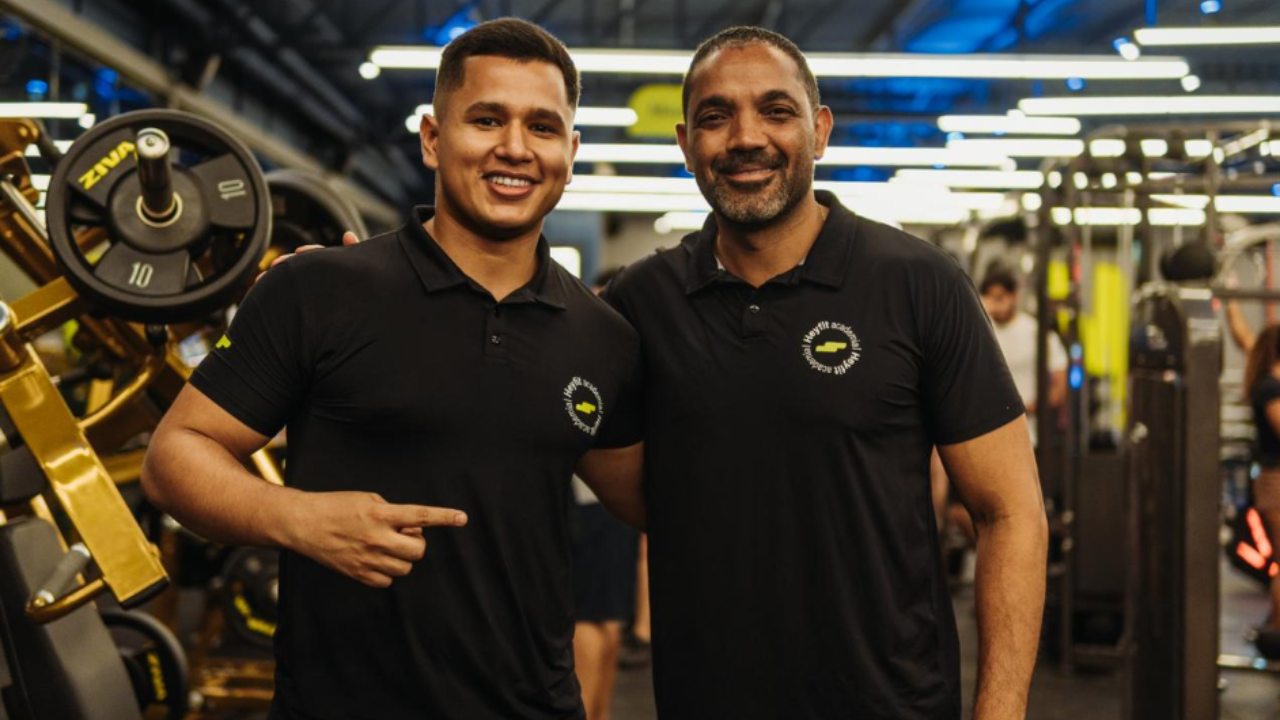 Na foto, Ramon Oliveira, head de operações da região Norte, ao lado de Tiago Diamantino, fundador e CEO da rede Heyfit.